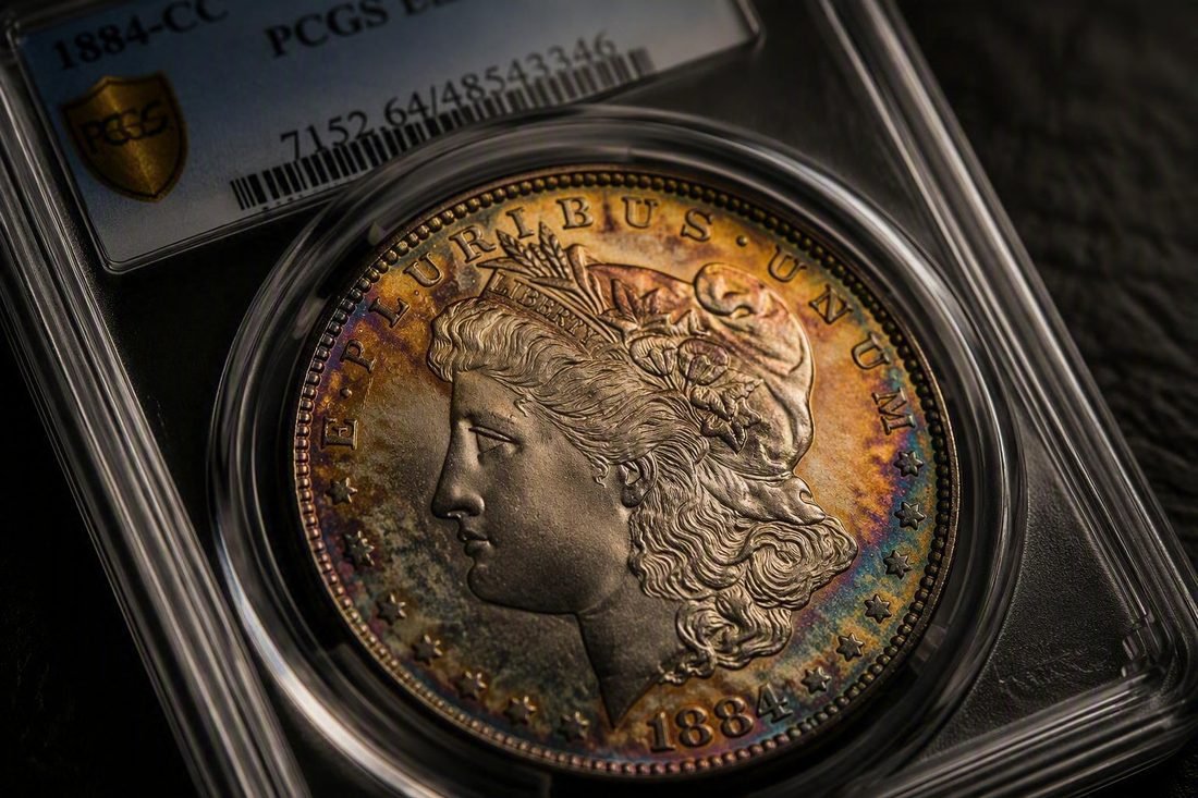 Morgan Dollar von 1884 im PCGS-Halter mit kräftiger Tönung: goldene, violette und blaue Farbtöne laufen vom Rand zur Mitte über das Porträt