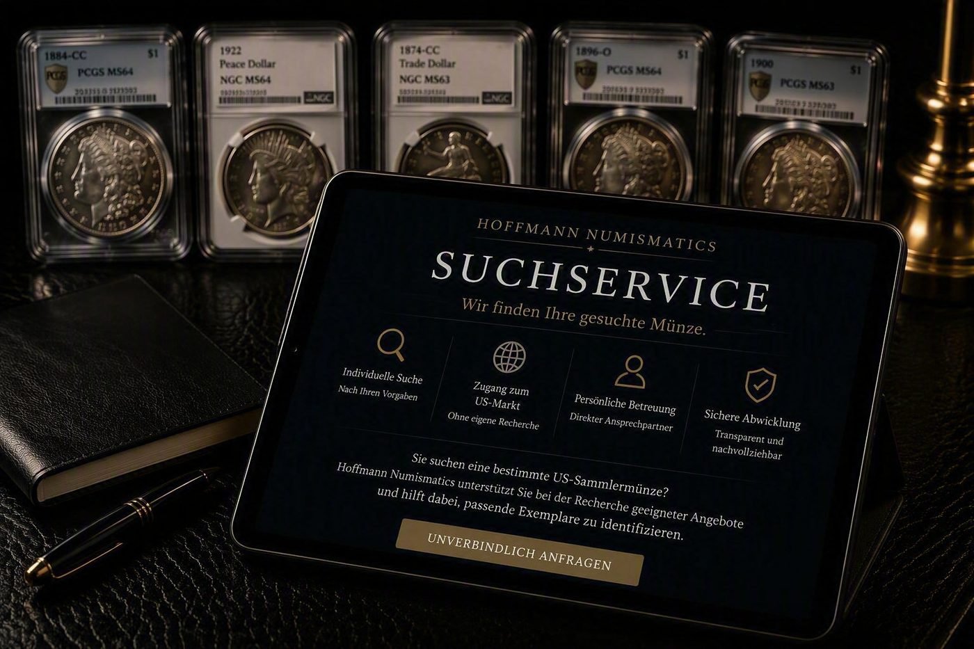 Arbeitsplatz mit einem Tablet, auf dem die Suchservice-Seite von Hoffmann Numismatics zu sehen ist, davor ein Notizbuch und dahinter fünf gegradete US-Silberdollars